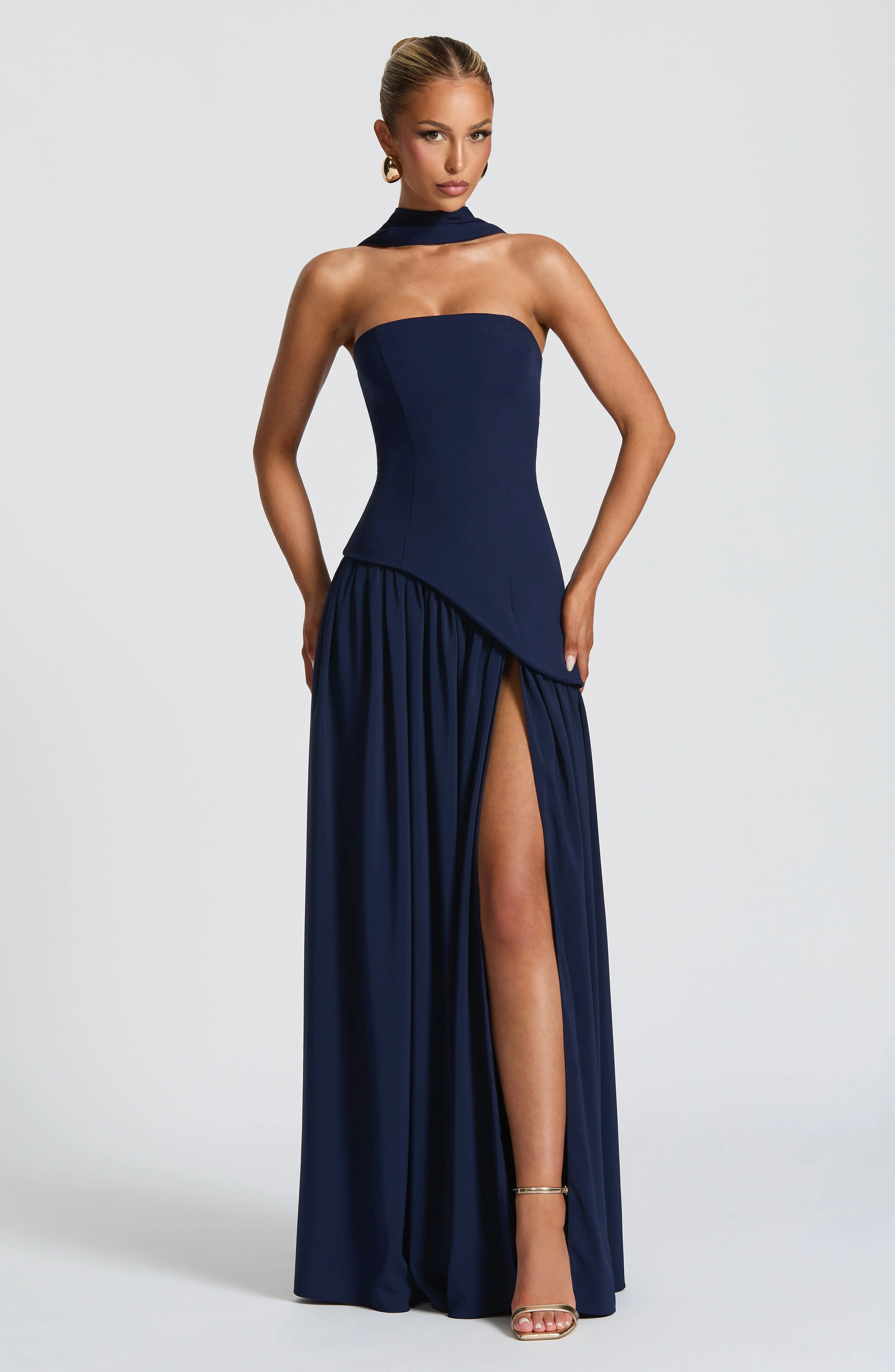 Tr?gerloses Maxikleid mit Beinschlitz f��r Hochzeitsg?ste