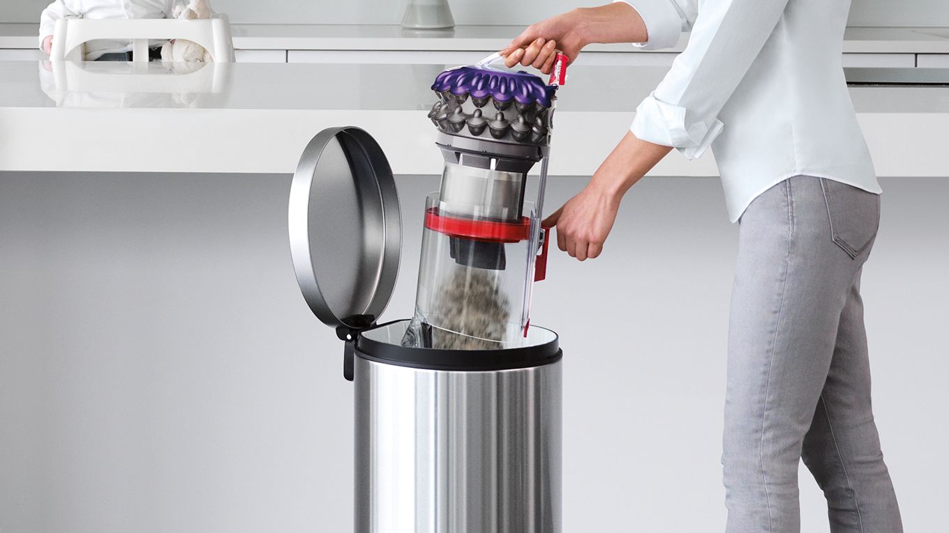 Aspirateur Dyson&nbsp;Big&nbsp;Ball en train d&rsquo;&ecirc;tre vid&eacute; dans une poubelle.