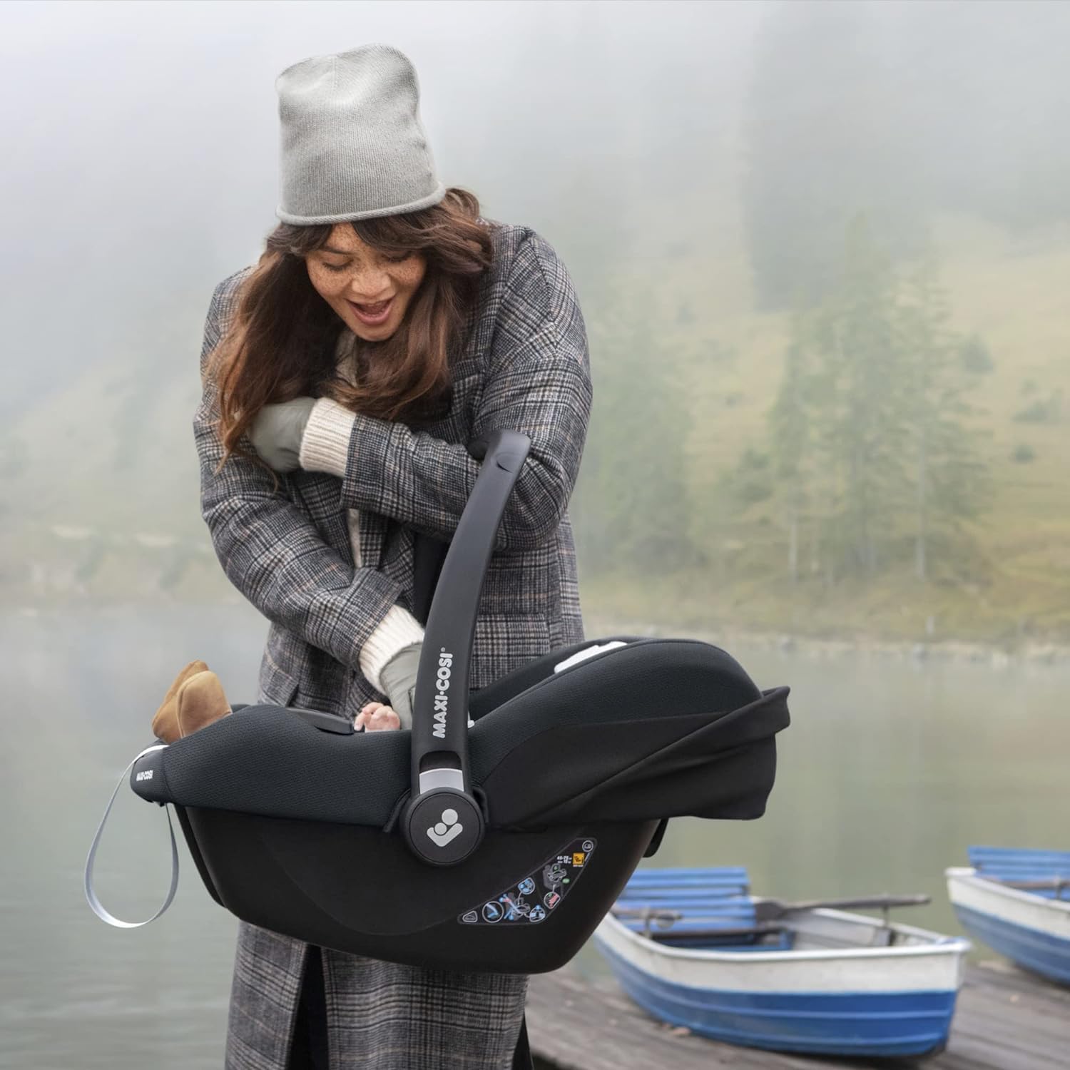 Maxi-Cosi CabrioFix i-Size, Babyschale, 0–12 Monate, max. 12 kg, leichter i-Size Kindersitz (3,2 kg), Sonnenverdeck, gepolsterter Sitz, für viele Maxi-Cosi Kinderwagen, Essential Green