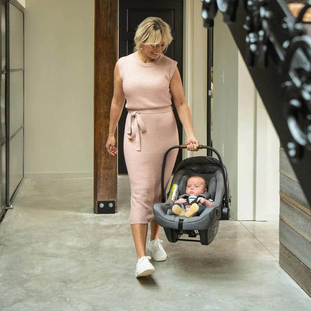 2025 Nuna PIPA Next i-Size Babyschaal met NEXT Draaibasis �C Licht, Veilig & Flexibel voor Onderweg