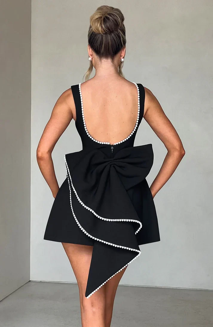 ?rmelloses Mini-Kleid mit Perlenbesatz f��r Hochzeitsg?ste