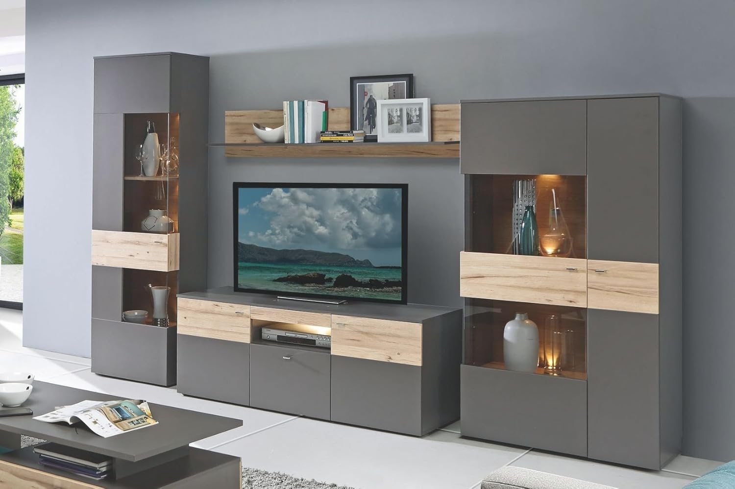Forte Como Wohnwand 320, Moderne Wohnwand mit 5 Türen, 1 Schublade, Schrankwand, Holzwerkstoff, Uni Wolfram Grau/Stabeiche Holzdekor, 319,3 cm breit x 203,3 cm hoch x 52 cm tief