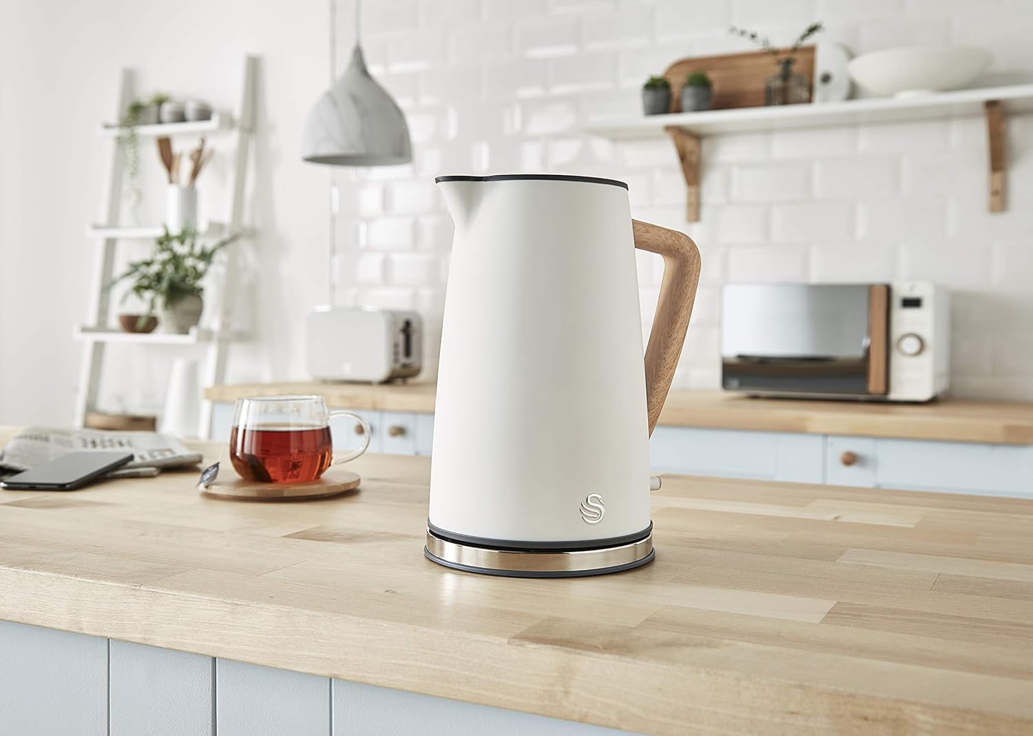 Swan Nordic 20 L digitaler Mikrowellenherd, 6 Leistungsstufen, 800 W Leistung, 30-Minuten-Timer, einfache Reinigung, Abtaumodus, modernes Design, Griff in Holzoptik, mattwei