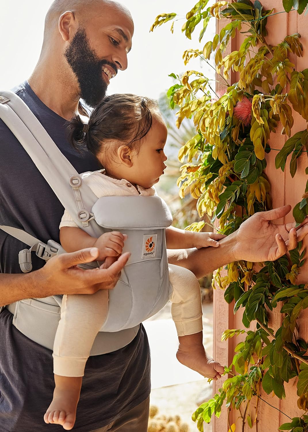 Ergobaby Omni Breeze Babytrage für Neugeborene ab Geburt bis 20kg, 4 Positionen SoftFlex Mesh Ergonomische Babybauchtrage Rückentrage Baby-Tragetasche, Natural Beige