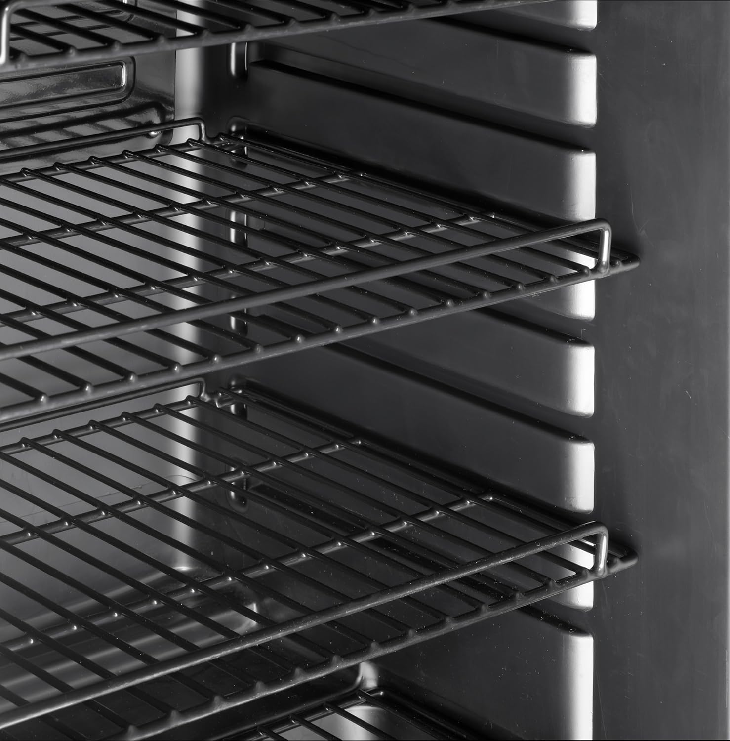 METRO Professional Getränkekühlschrank GSC4280B, Metall/Glas, 280 L, belüftete Kühlung, 210 W, mit Schloss, Schwarz