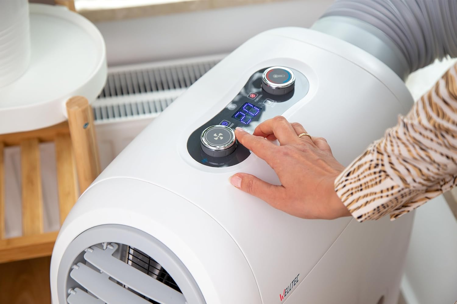 Welltec ACH1414 Mobile Klimaanlage | 4in1 Klimagerät: Kühlung, Heizung, Entfeuchtung, Belüftung | 14.000 BTU | max. 75 m² | WiFi | reichhaltiges Zubehörset | Energieklasse A | 5 Jahre Garantie