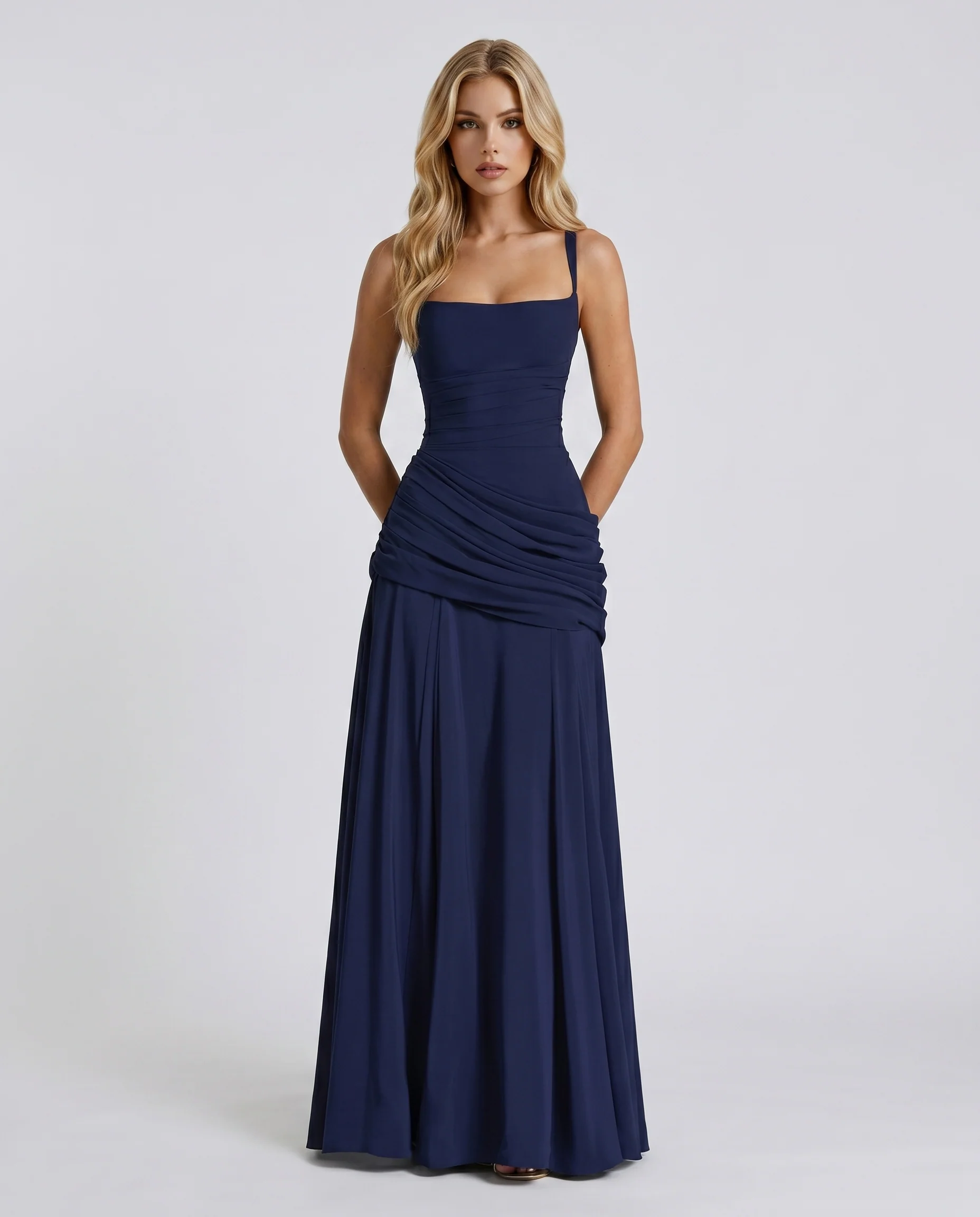 Damen Maxi Kleid mit Raffung und schmalen Tr?gern | Bodenlanges Abendkleid mit Carr��-Ausschnitt und asymmetrischem Detail