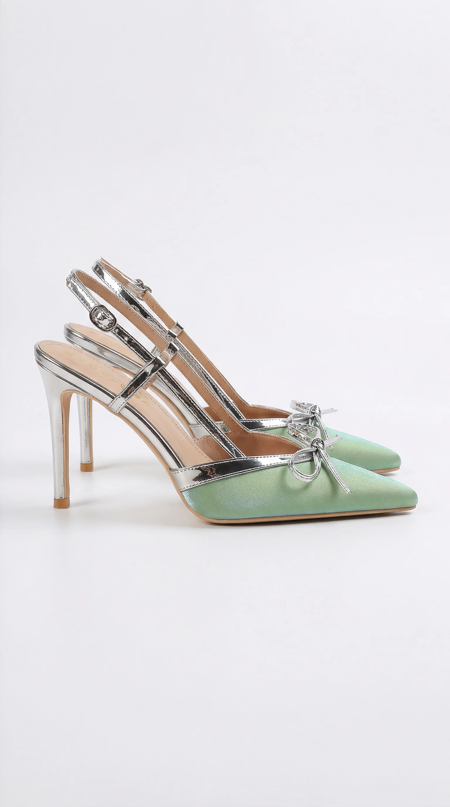 Pumps aus Satin mit Schleife
