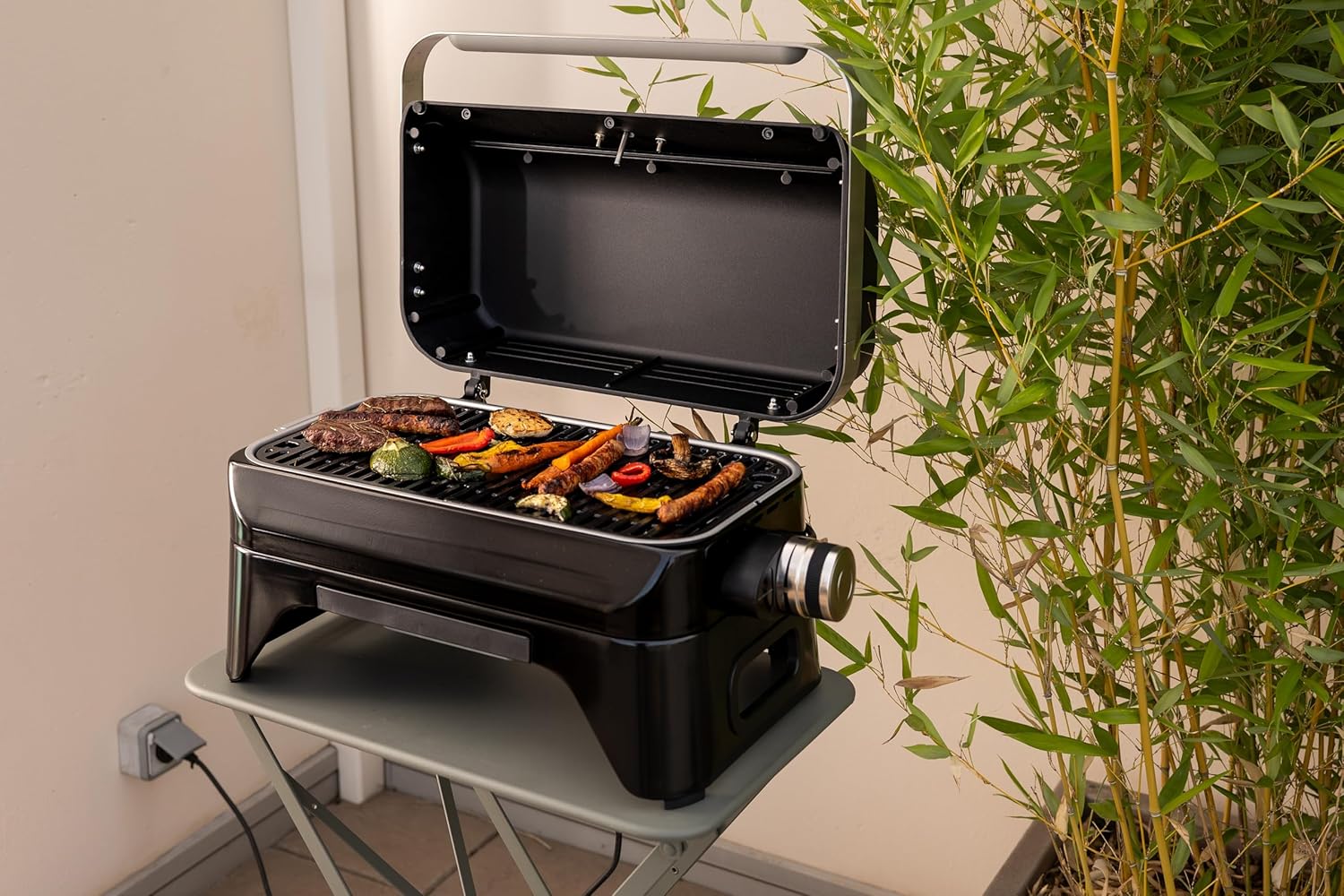 Campingaz Grill Attitude2go, gasbarbecue & elektrische barbecue, tafelbarbecue, draagbare balkon-, campingbarbecue, met deksel, thermometer en gietijzeren grillrooster, werkt op gas of elektriciteit