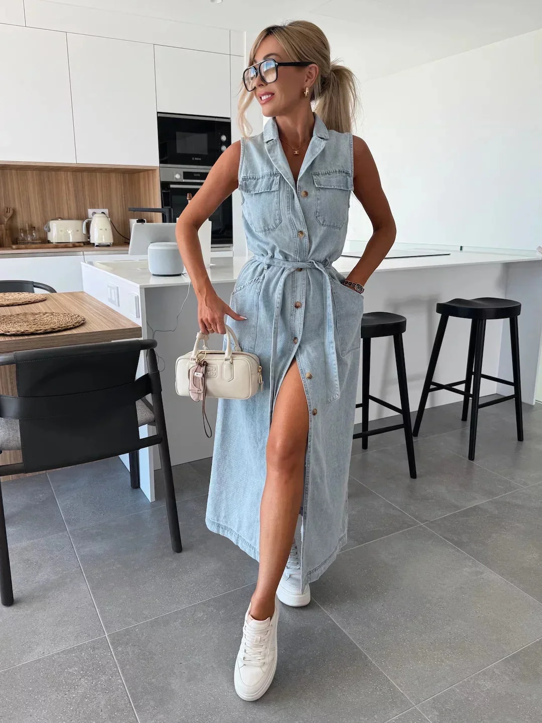 Damen Midi Kleid in Denim Look | Leichtes Sommerkleid mit Beinschlitz und G��rtel | ?rmelloses Freizeitkleid mit Knopfleiste