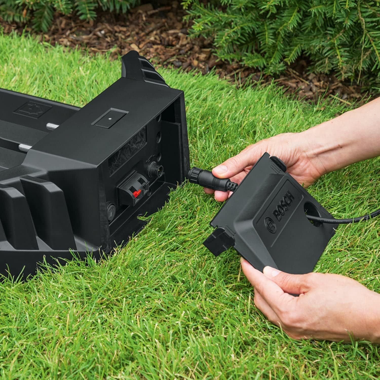 Bosch Rasenmäher Roboter Indego XS 300 (mit integriertem 18-V-Akku, Ladestation enthalten, Schnittbreite 19 cm, für Rasenflächen bis 300 m2, im Karton)
