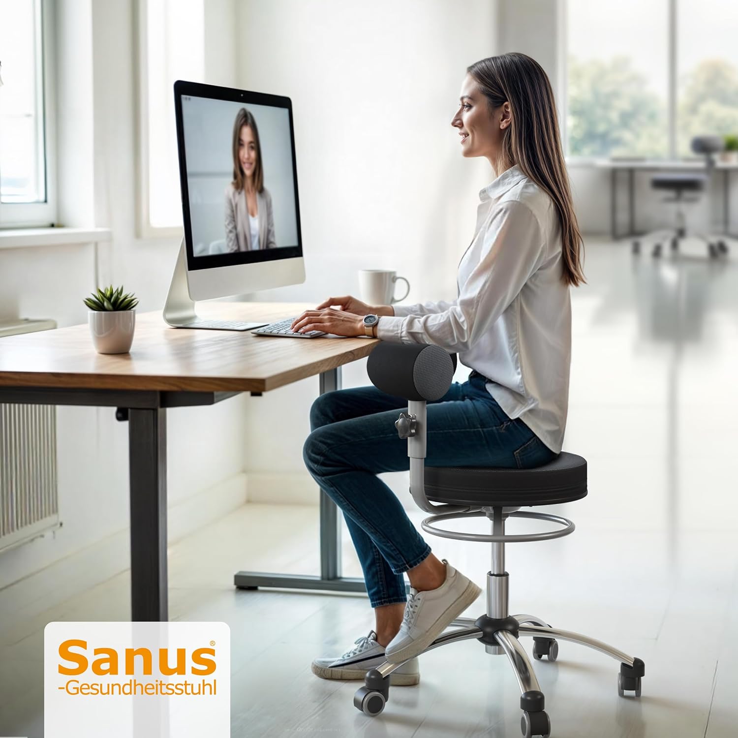 Sanus®-Gesundheitsstuhl | Rollhocker mit 360° Lehne, höhenverstellbarer Lehne, Sitzhöhe (42-51 cm), Stoffbezug grau/schwarz, Rollstopp-Rollen. Ergonomischer Bürostuhl, Erzieherstuhl