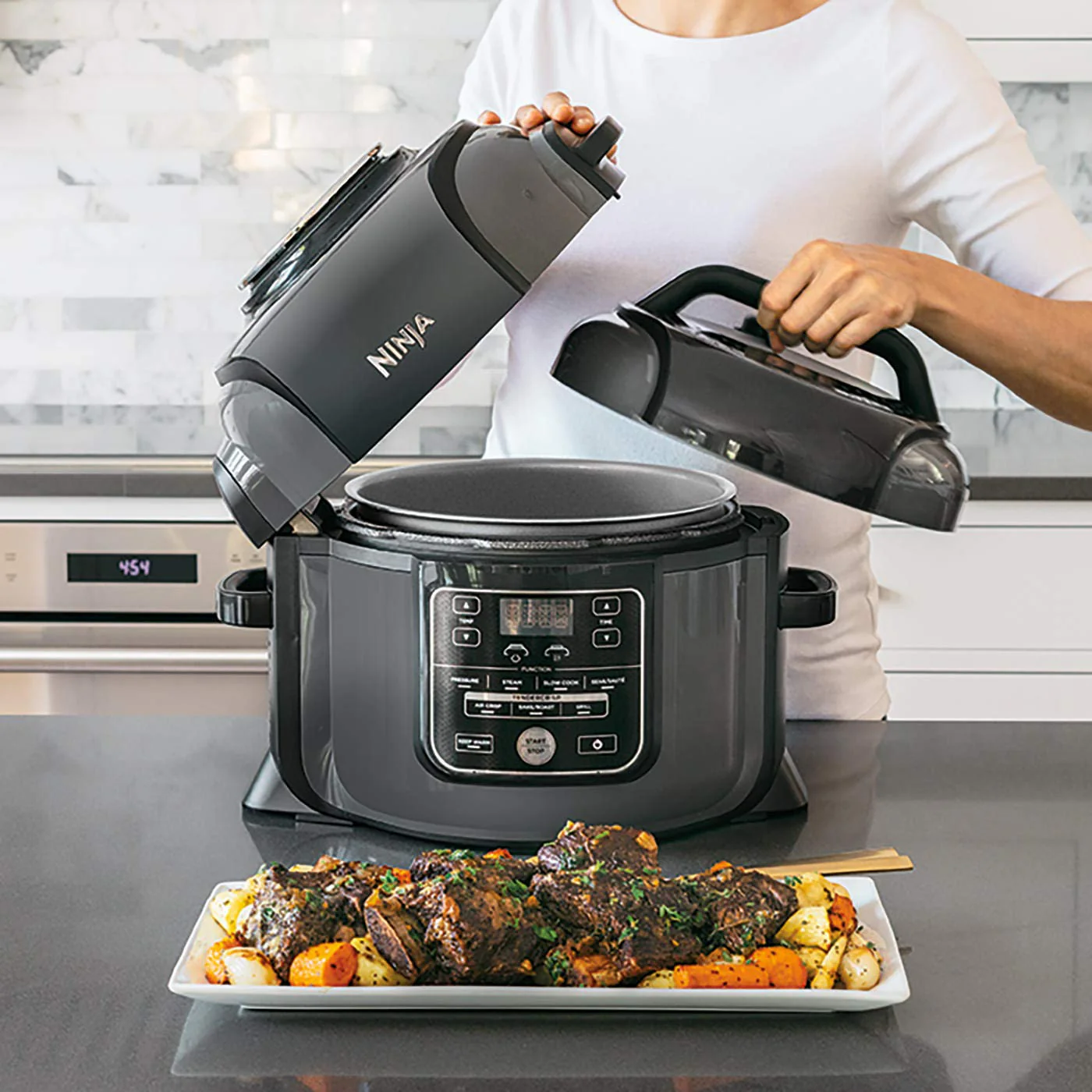 2025 Ninja Foodi MAX Dual Zone heteluchtfriteuse, 9,5L Airfryer, 2 compartimenten, met tang, anti-aanbaklaag, vaatwasserbestendige manden, 6-in-1, Amazon exclusief, koper/zwart, AF400EUCP