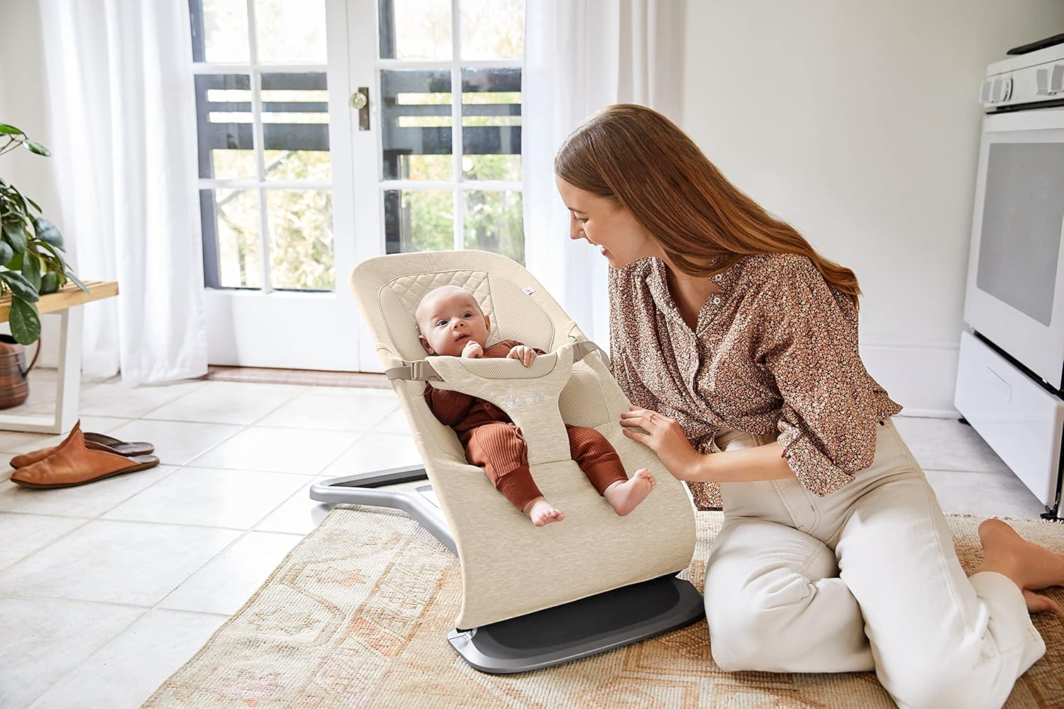 Ergobaby 3-in-1 Evolve Bouncer, Ergonomische Babywippe für Neugeborene ab Geburt bis zum Kleinkind, Babyschaukel mit Neugeboreneneinsatz (2,5 kg - 13,2 kg), Cream
