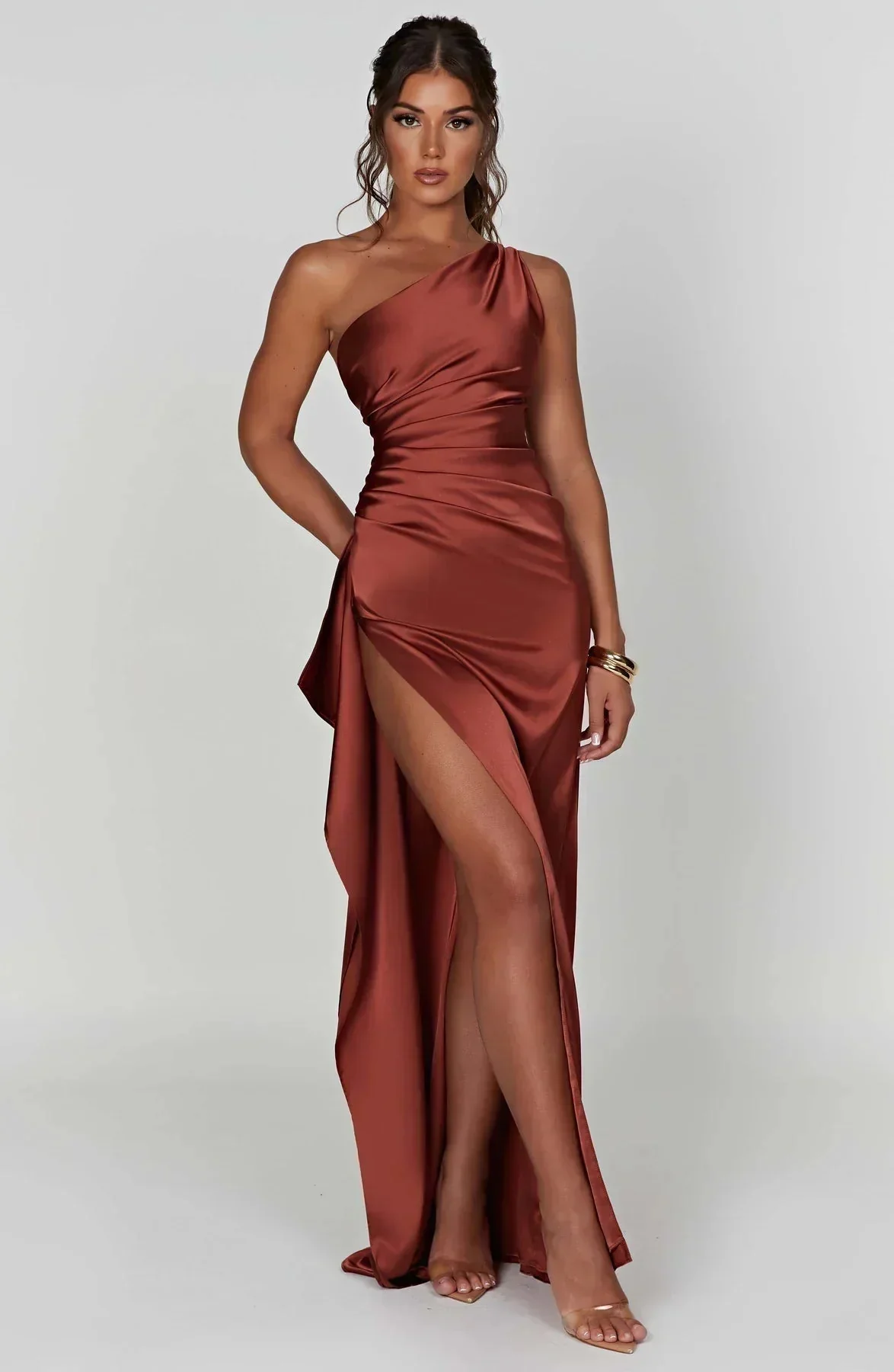 Raffiniertes Abendkleid mit hohem Schlitz