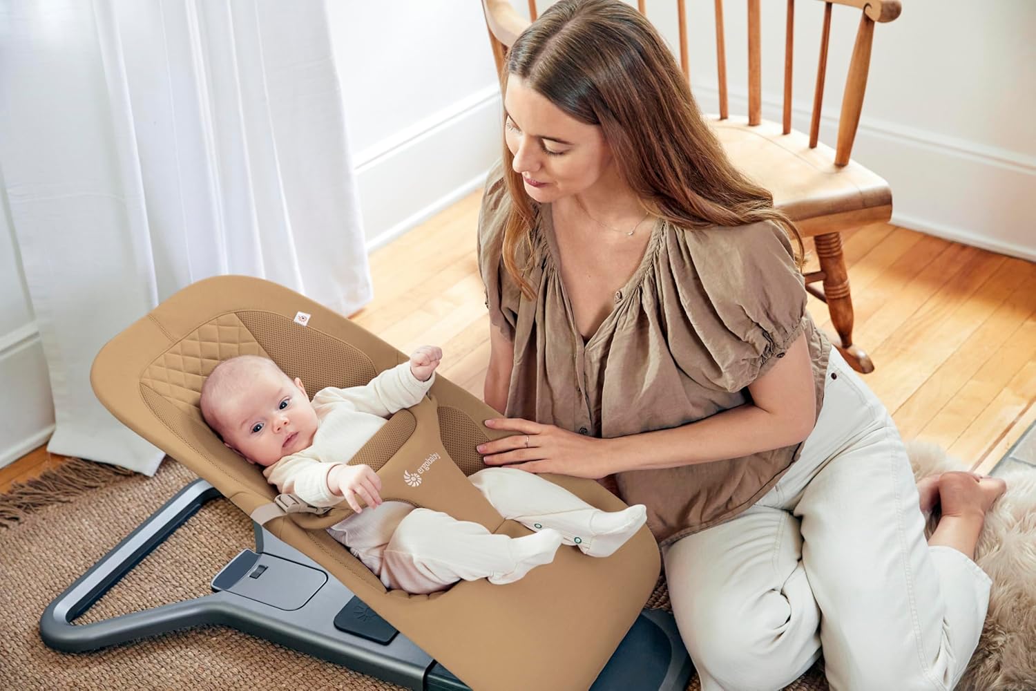 Ergobaby 3-in-1 Evolve Bouncer, Ergonomische Babywippe für Neugeborene ab Geburt bis zum Kleinkind, Babyschaukel mit Neugeboreneneinsatz (2,5 kg - 13,2 kg), Cream