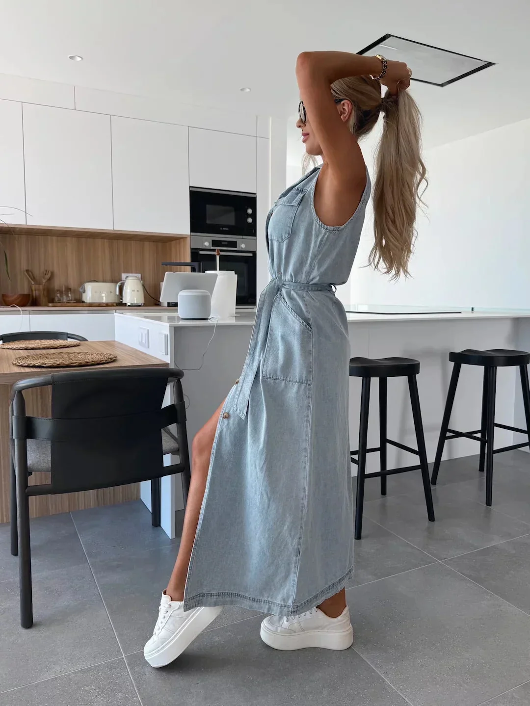 Damen Midi Kleid in Denim Look | Leichtes Sommerkleid mit Beinschlitz und G��rtel | ?rmelloses Freizeitkleid mit Knopfleiste