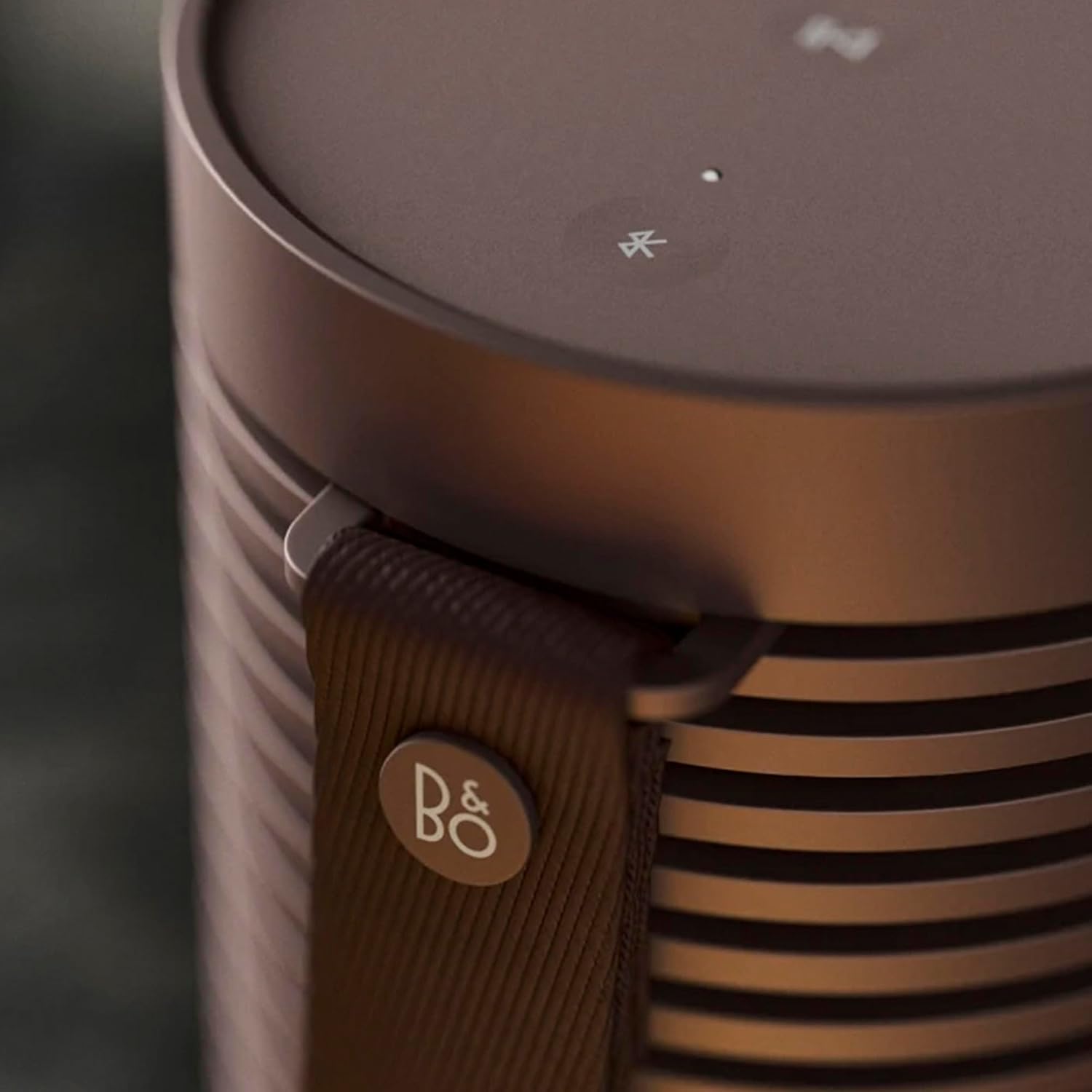 Bang & Olufsen Beosound Explore – Kabelloser tragbarer Bluetooth Outdoor-, Heim- und Reise, 27 Stunden Akkulaufzeit, wasserdichter 360° Lautsprecher + USB-C Ladekabel - Schwarz Anthracite