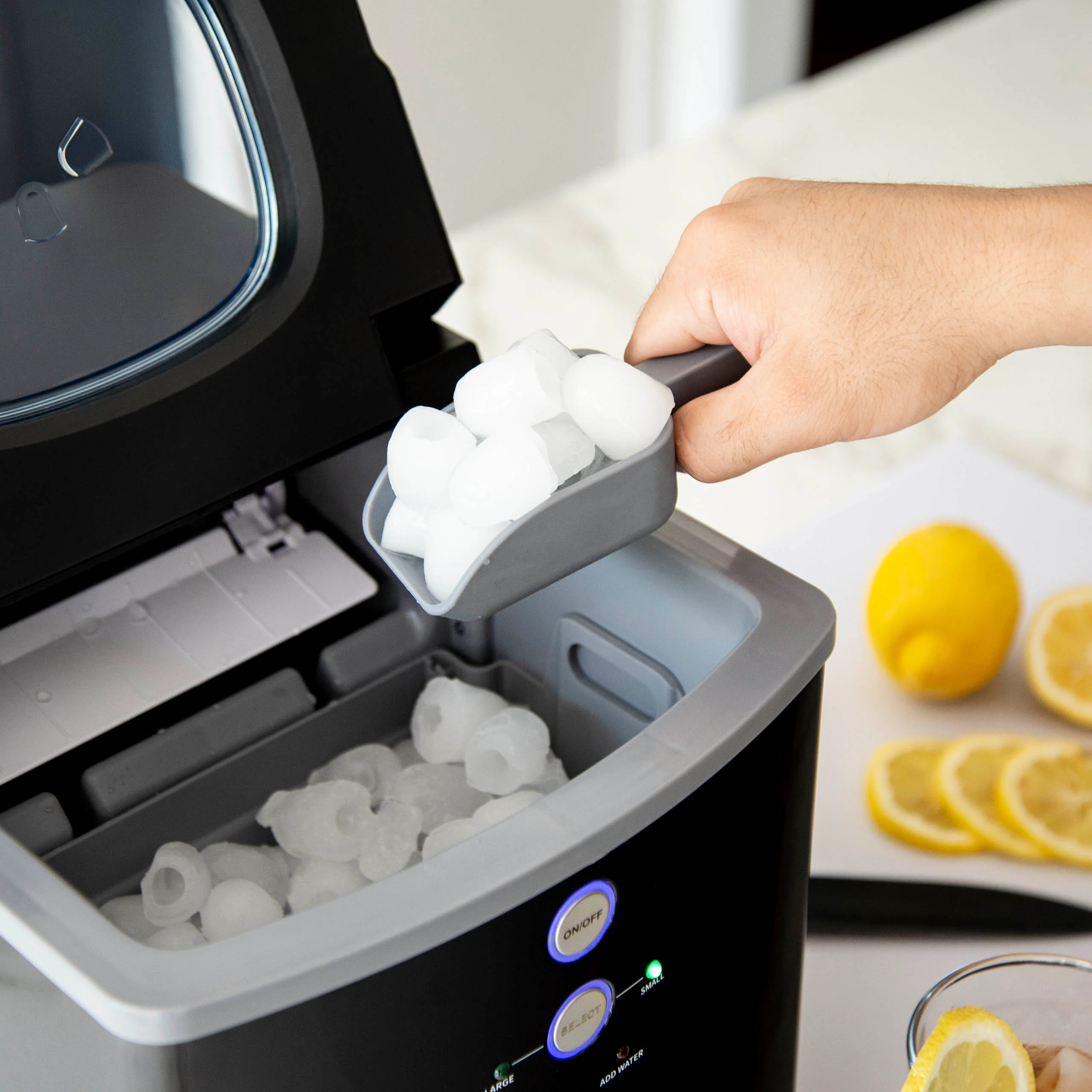 2025 Newair? IJsblokjesmachine voor op het aanrecht. Bullet Ice, 15 kg/dag �C Zwart