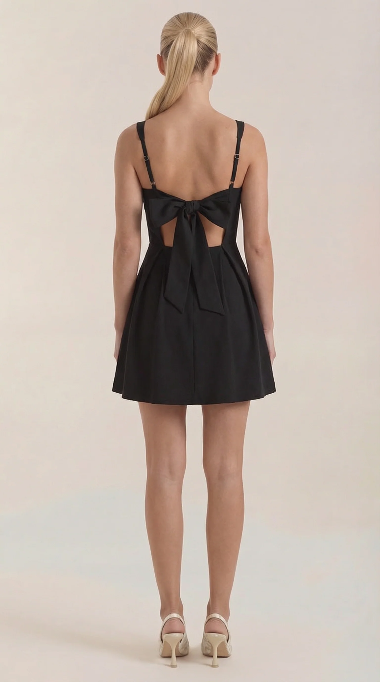 Minikleid mit tailliertem Oberteil