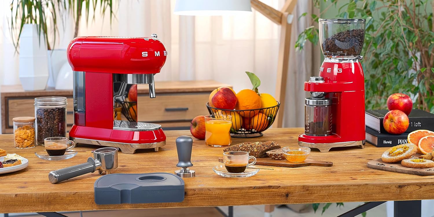Smeg, ECF01WHEU Manual Espresso -Maschine, Cappuccino -System, Thermoblock, große Tassengehäuse und Doppelkaffeefunktion, 1 l Wassertank, kompakte Abmessungen, 1350W, Weiß