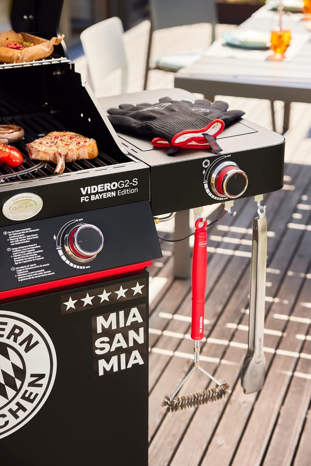 RÖSLE Elektrogrill BBQ-Portable Videro E2-P, tragbarer Tischgrill mit 2 Brennern, Warmhalterost und Deckel mit Glaseinsatz, pulverbeschichteter Stahl, schwarz/silbern