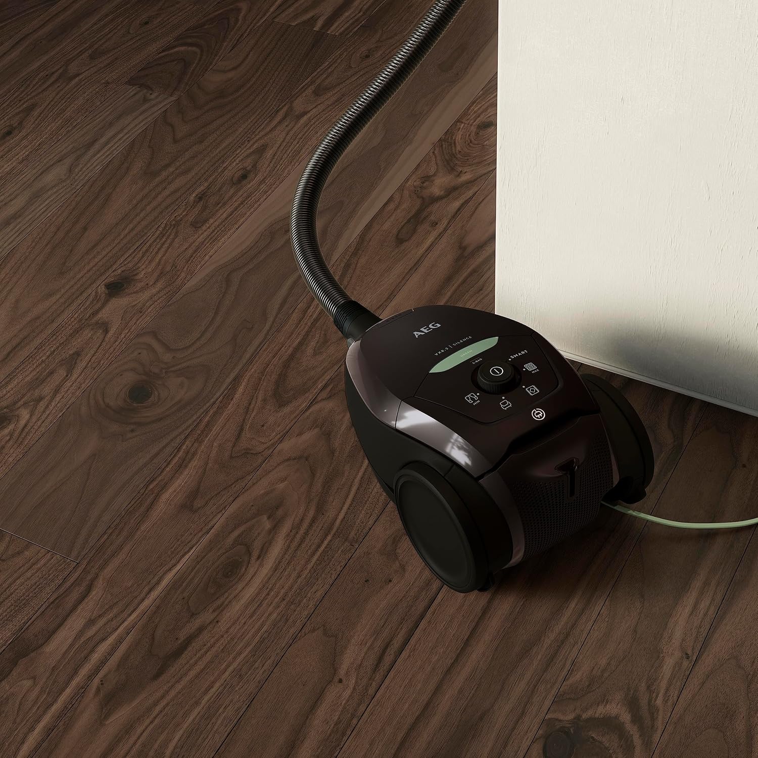 AEG VX82-1-KO Staubsauger / 75% Recyclingmaterial / autom. Saugkraftregulierung / extrem leise auch auf Teppich / Aufnahme von groen + kleinsten Partikeln / langes Kabel / 600W / schwarz