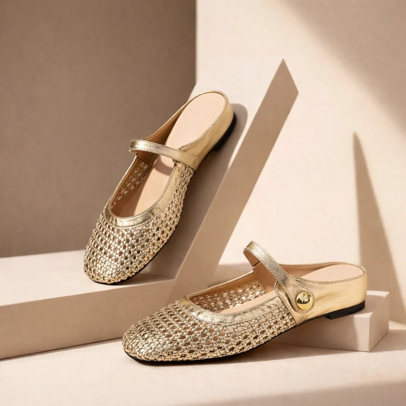 Damen Mules geflochten | Flache Slipper in Metallic-Optik mit Riemchen und eckiger Zehenpartie | Bequeme Schlupfschuhe
