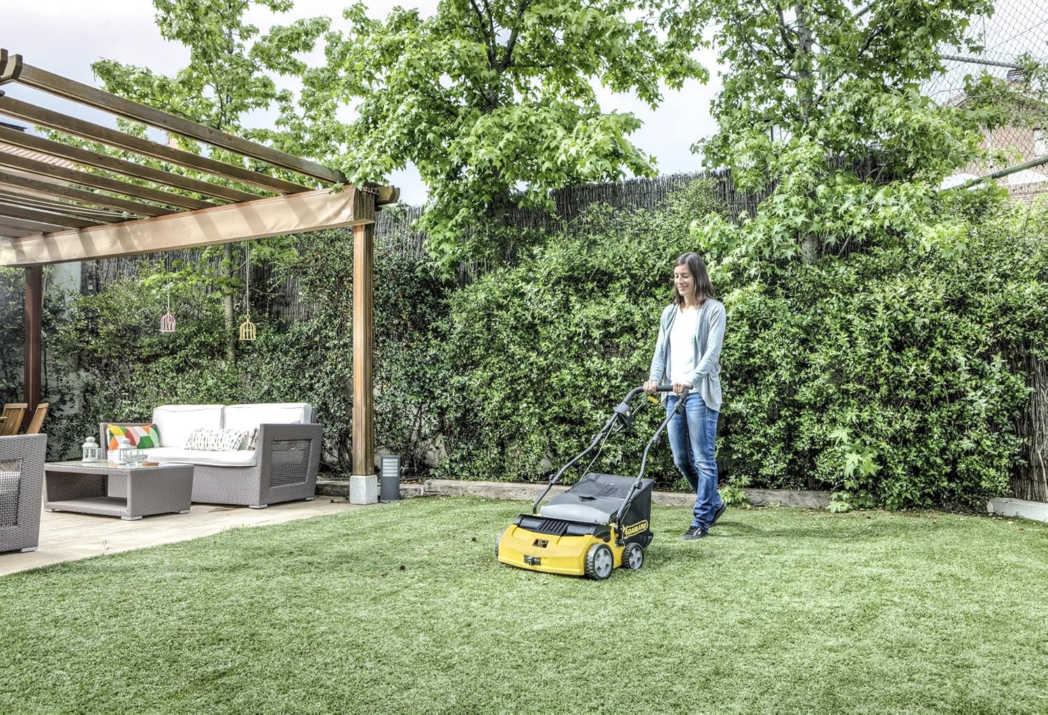2026 Garland Roll&Comb 502E-V19 - Peinadora/Barredora césped artificial eléctrica enchufable - 1.600 W de potencia, 15'6 kg de peso, ancho de trabajo 40 cm con altura regulable. Saco de recogida de 40 l. Apto para superficies hasta 350 m2.