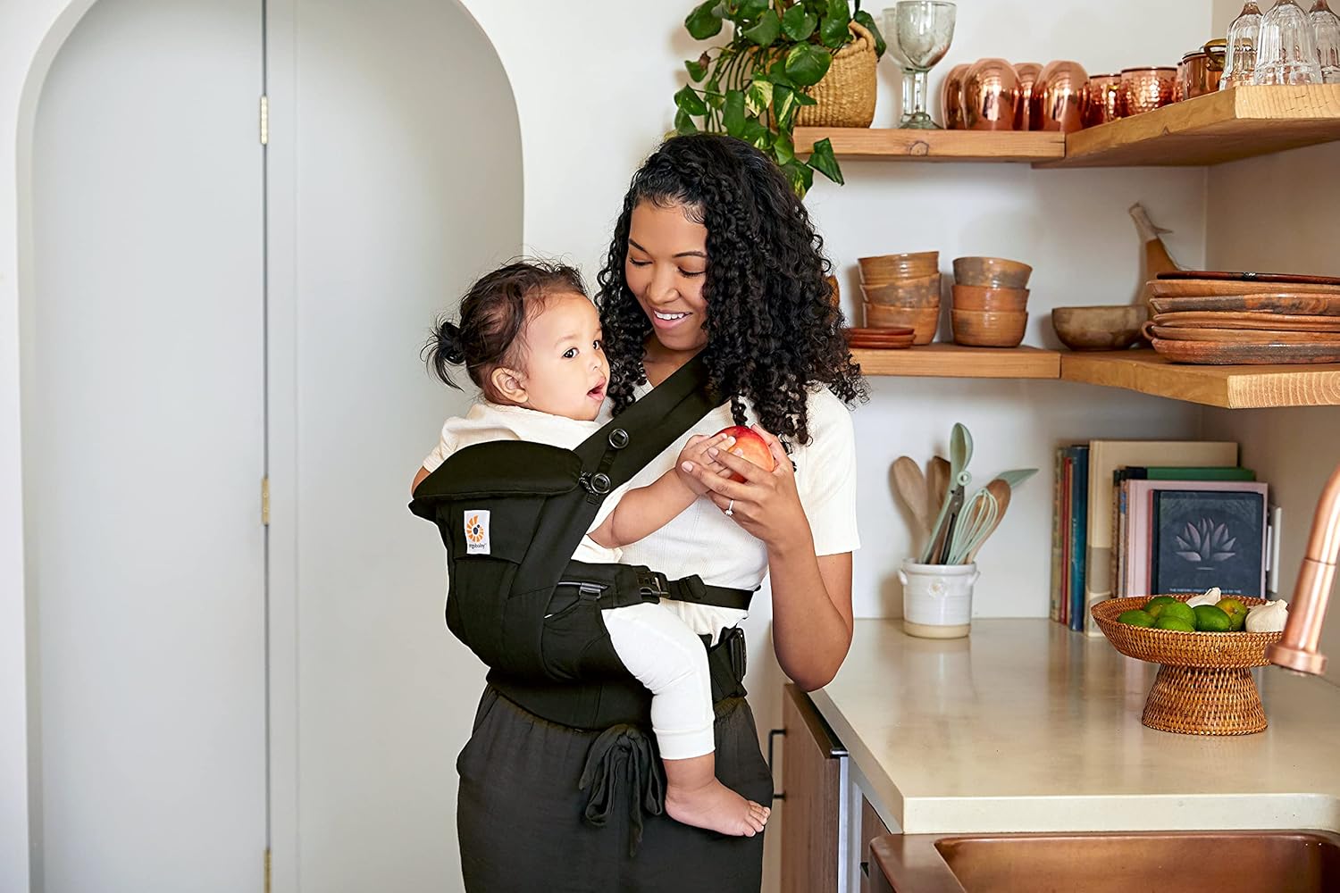 Ergobaby Omni Breeze Babytrage für Neugeborene ab Geburt bis 20kg, 4 Positionen SoftFlex Mesh Ergonomische Babybauchtrage Rückentrage Baby-Tragetasche, Natural Beige
