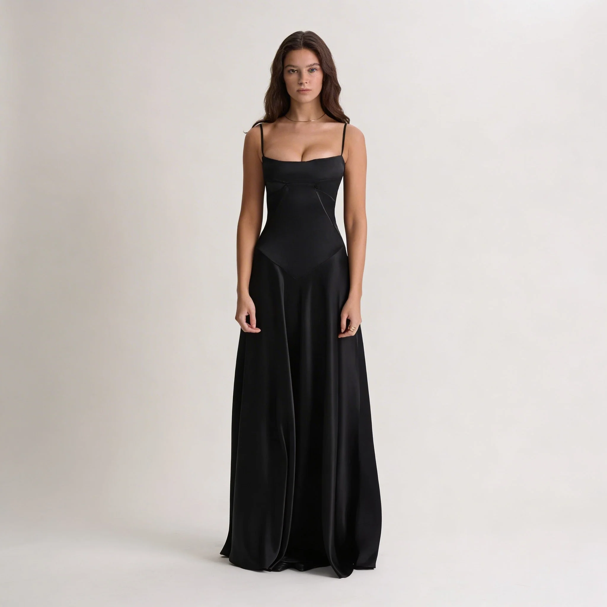 Bodenlanges Seidensatin-Kleid