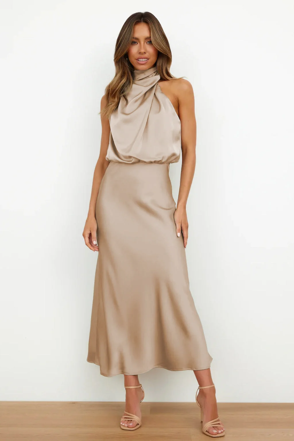 Damen Satin Maxikleid mit Halterneck-Ausschnitt | Flie?endes, bodenlanges Abendkleid f��r Hochzeiten und festliche Events