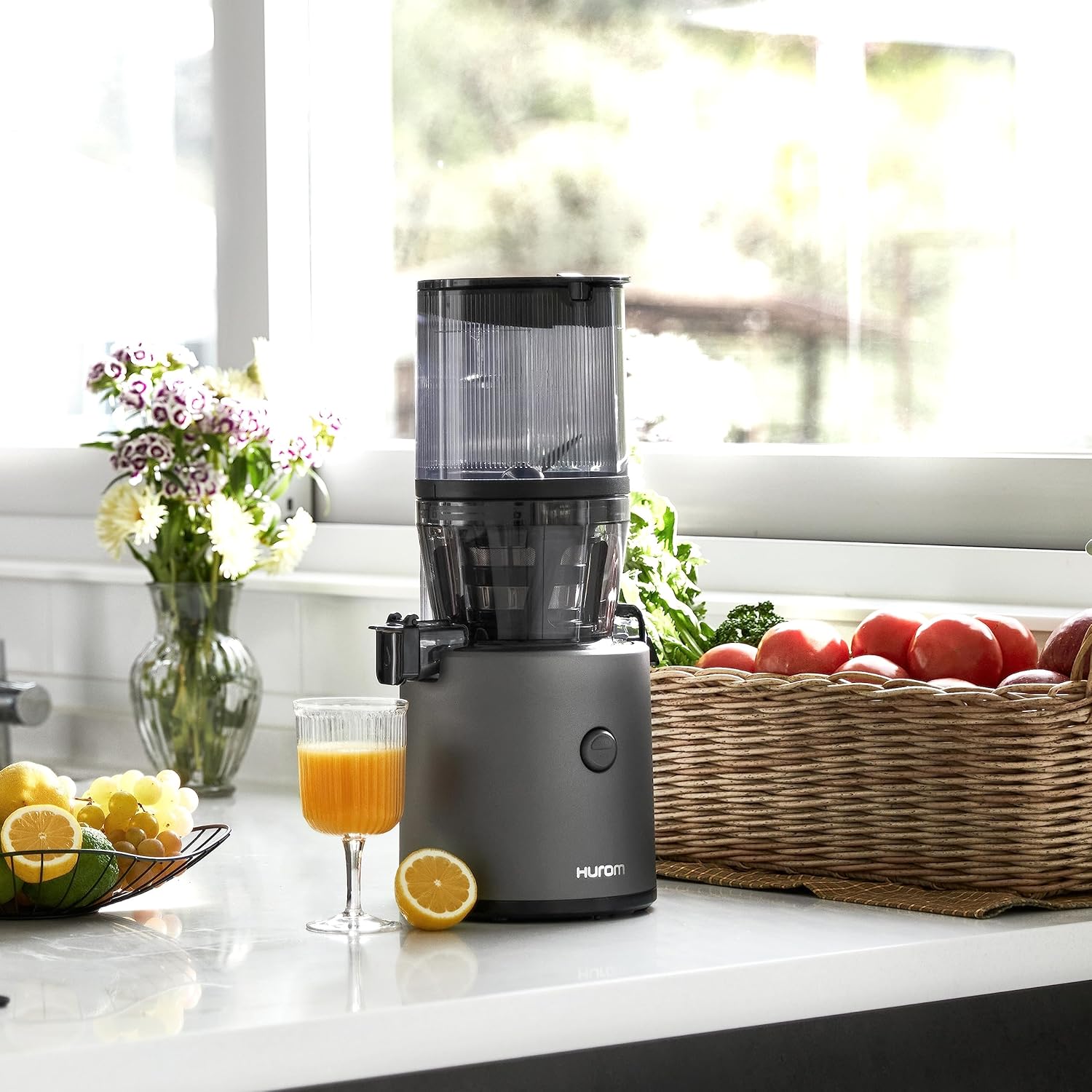 HUROM | Entsafter Gemüse und Obst | Slow Juicer | H320N | Elektrische Kaltpresse | Ruhiger Motor | Leicht zu Reinigen | mit groem Behlter und Siebfilter 2L | 200 Watt | BPA Frei | Schwarz