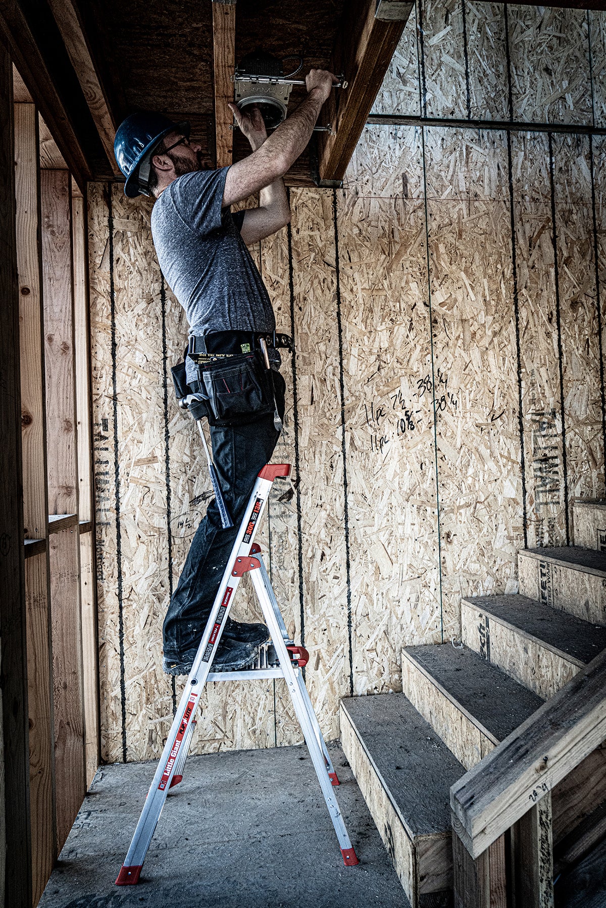 2025 Licht, stabiel en altijd binnen handbereik �C De multifunctionele vouwladder Flip-N-Lite