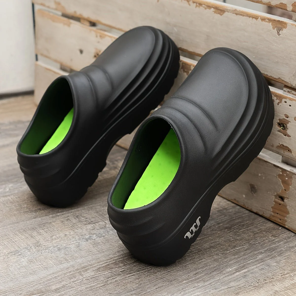 Wasserfeste Slip-On Clogs mit gepolsterter Sohle