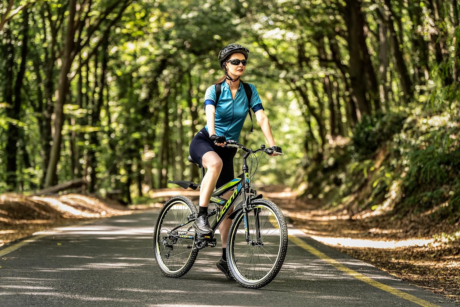 Licorne Bike Premium Strong V Mountainbike in 24 und 26 Zoll - Fahrrad für Jungen, Mädchen, Damen und Herren - 21 Gang-Schaltung - Vollfederung