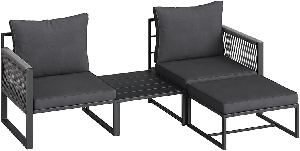 STEELSØN Tyranis Gartenmöbel Set Outdoor 4-TLG inkl. Tisch mit Ablage & Hocker – multifunktionales Balkonmöbel Set mit 6 Kissen – Sitzgarnitur Sessel für 4 Personen – dick gepolstert – Metall schwarz