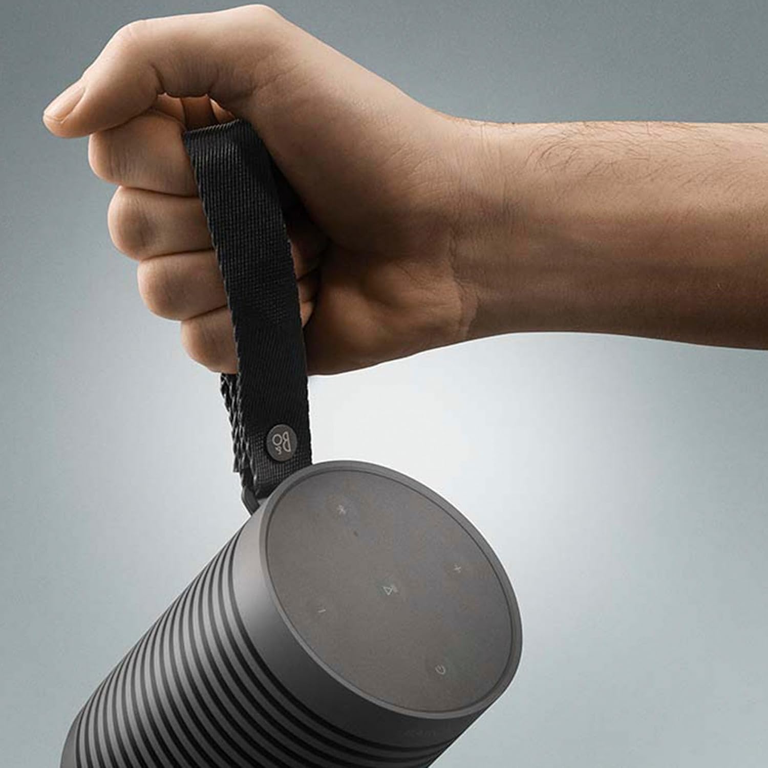 Bang & Olufsen Beosound Explore – Kabelloser tragbarer Bluetooth Outdoor-, Heim- und Reise, 27 Stunden Akkulaufzeit, wasserdichter 360° Lautsprecher + USB-C Ladekabel - Schwarz Anthracite