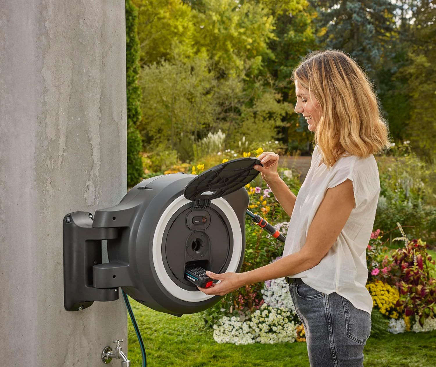 Gardena Akku-Wand-Schlauchbox PowerRoll XL solo: Automatischer Schlauchaufroller mit 35 m Gartenschlauch, Schlauchführung und RollControll, akkubetrieben, UV- und frostbeständig (18642-55)