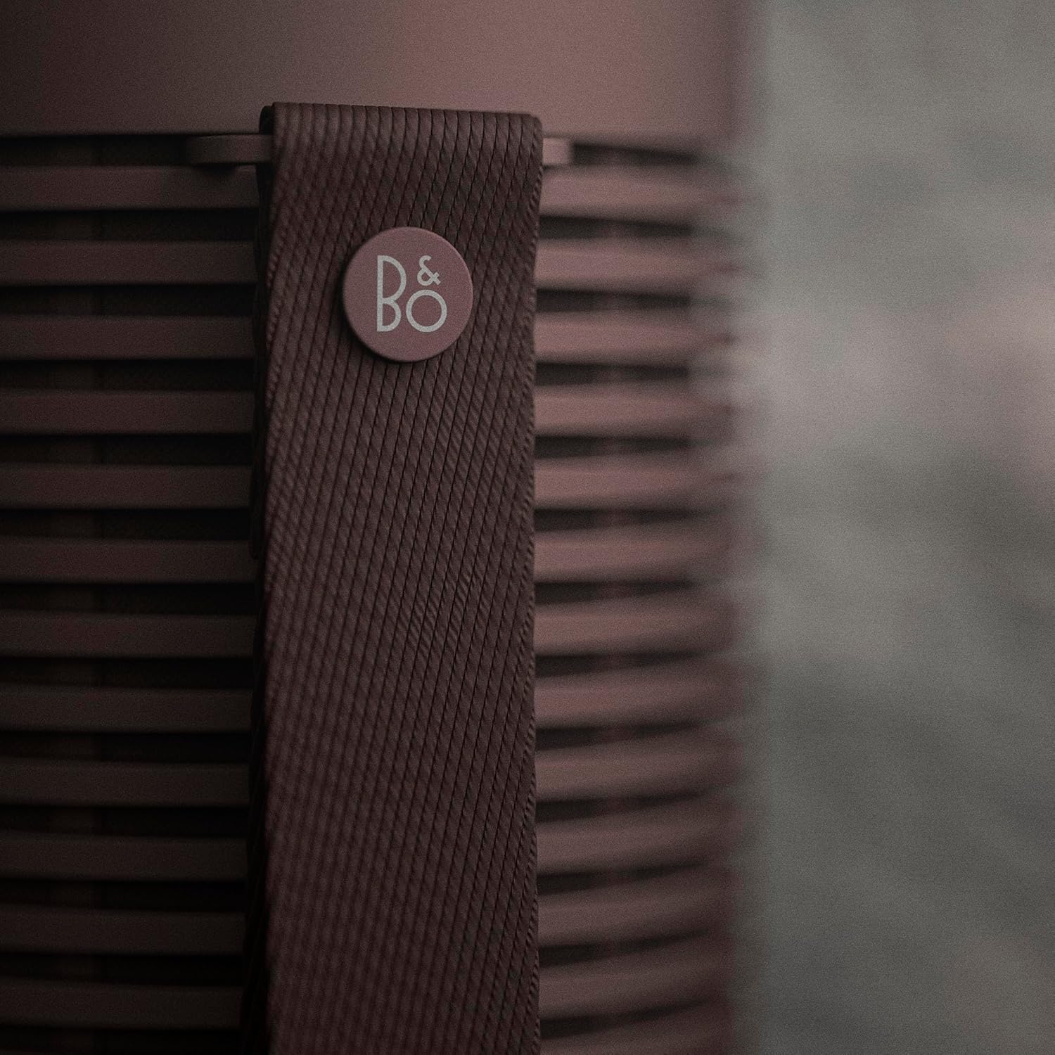 Bang & Olufsen Beosound Explore – Kabelloser tragbarer Bluetooth Outdoor-, Heim- und Reise, 27 Stunden Akkulaufzeit, wasserdichter 360° Lautsprecher + USB-C Ladekabel - Schwarz Anthracite