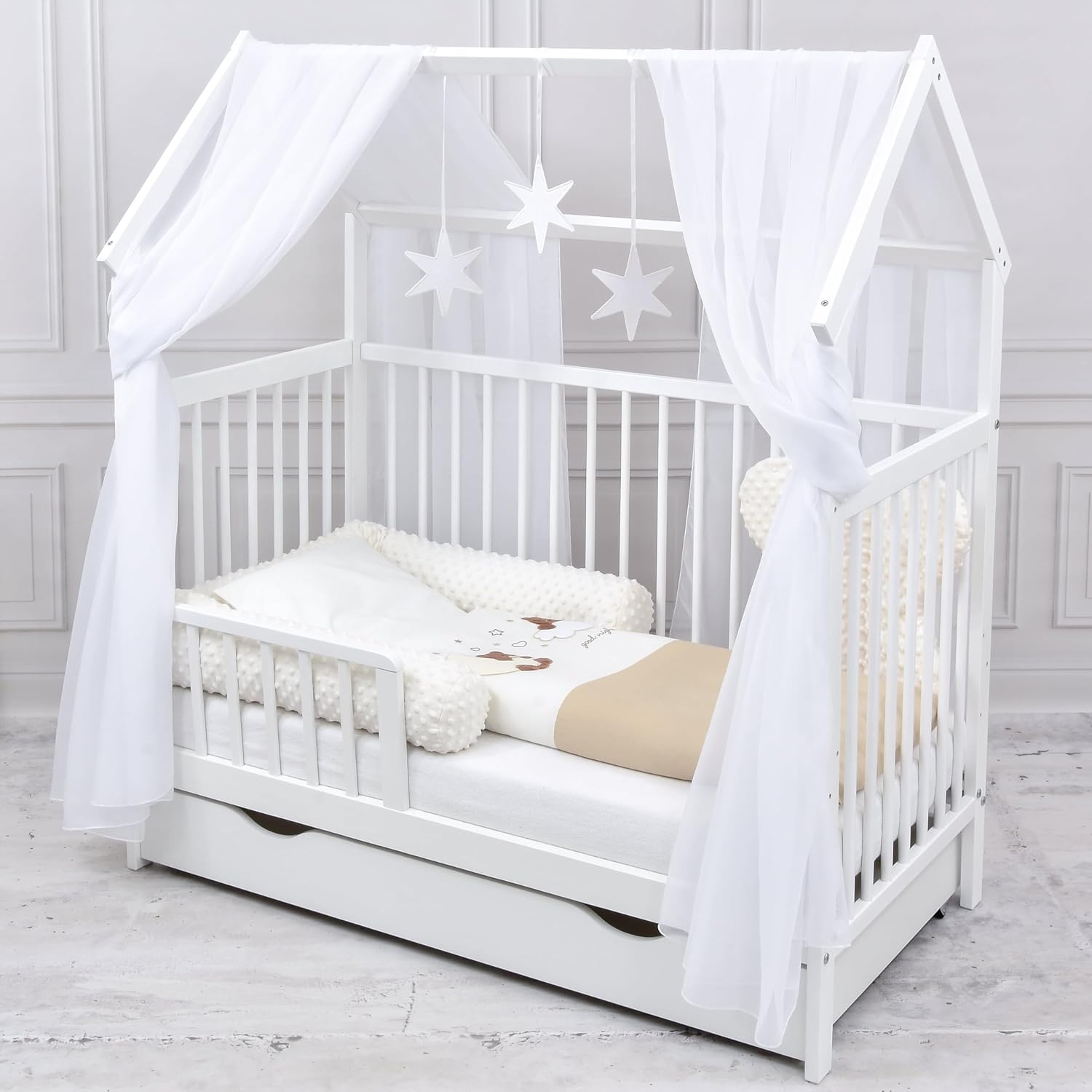 Baby Delux Babybett Komplett Set Hausbett 60x120 cm weiß Schublade Rausfallschutz Kinderbett Matratze Bettwäsche Deko Set (Prince Stars)