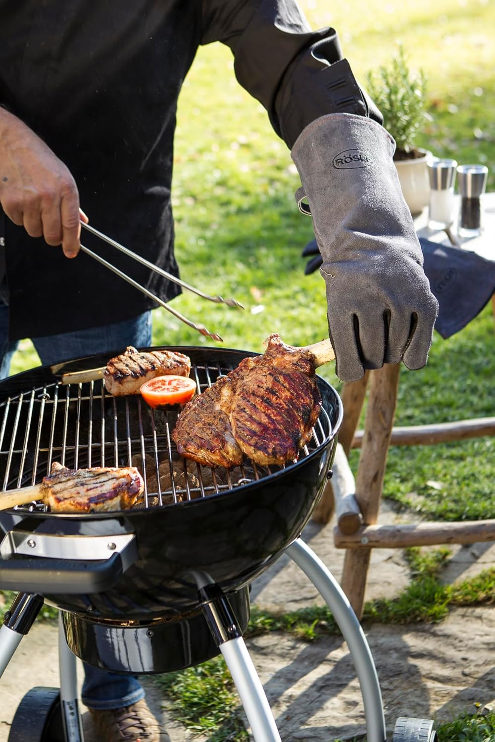 RÖSLE Holzkohle-Kugelgrill No.1 Sport F50, Hochwertiger Kohlegrill mit einstellbarer Luftzufuhr, Deckelscharnier, Deckelthermometer, stabiler Ablage, extra großer Grillfläche und Grillraum