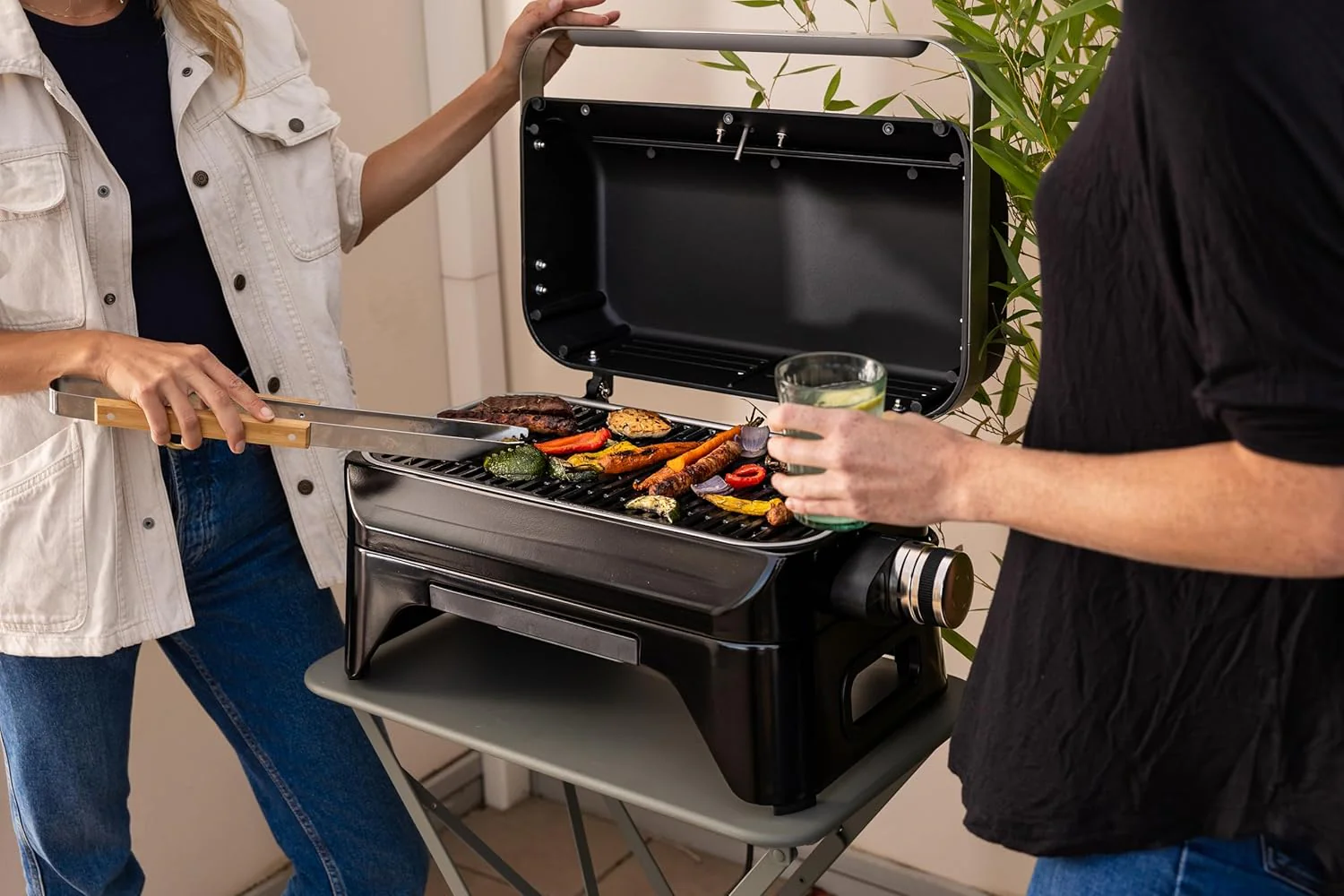 Campingaz Grill Attitude2go, gasbarbecue & elektrische barbecue, tafelbarbecue, draagbare balkon-, campingbarbecue, met deksel, thermometer en gietijzeren grillrooster, werkt op gas of elektriciteit