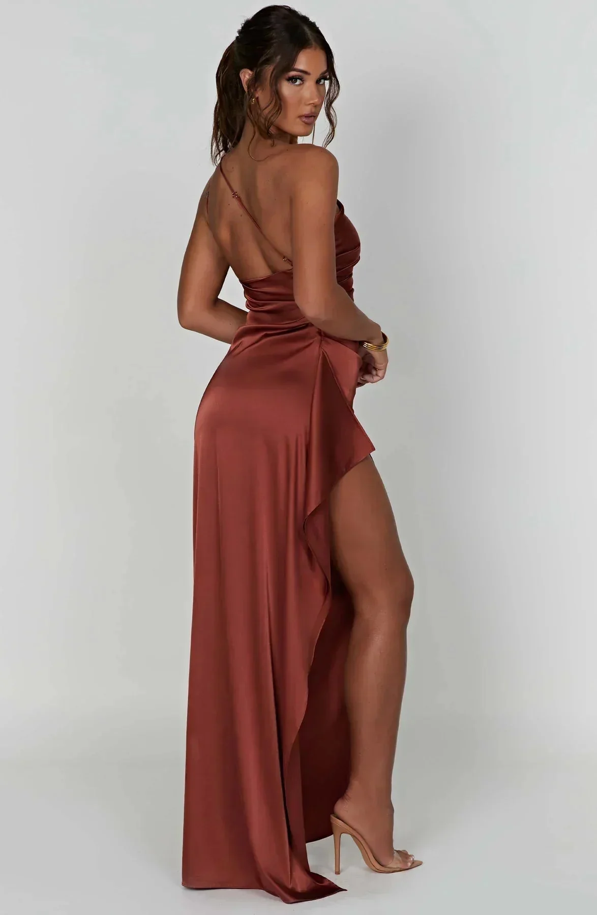 Raffiniertes Abendkleid mit hohem Schlitz