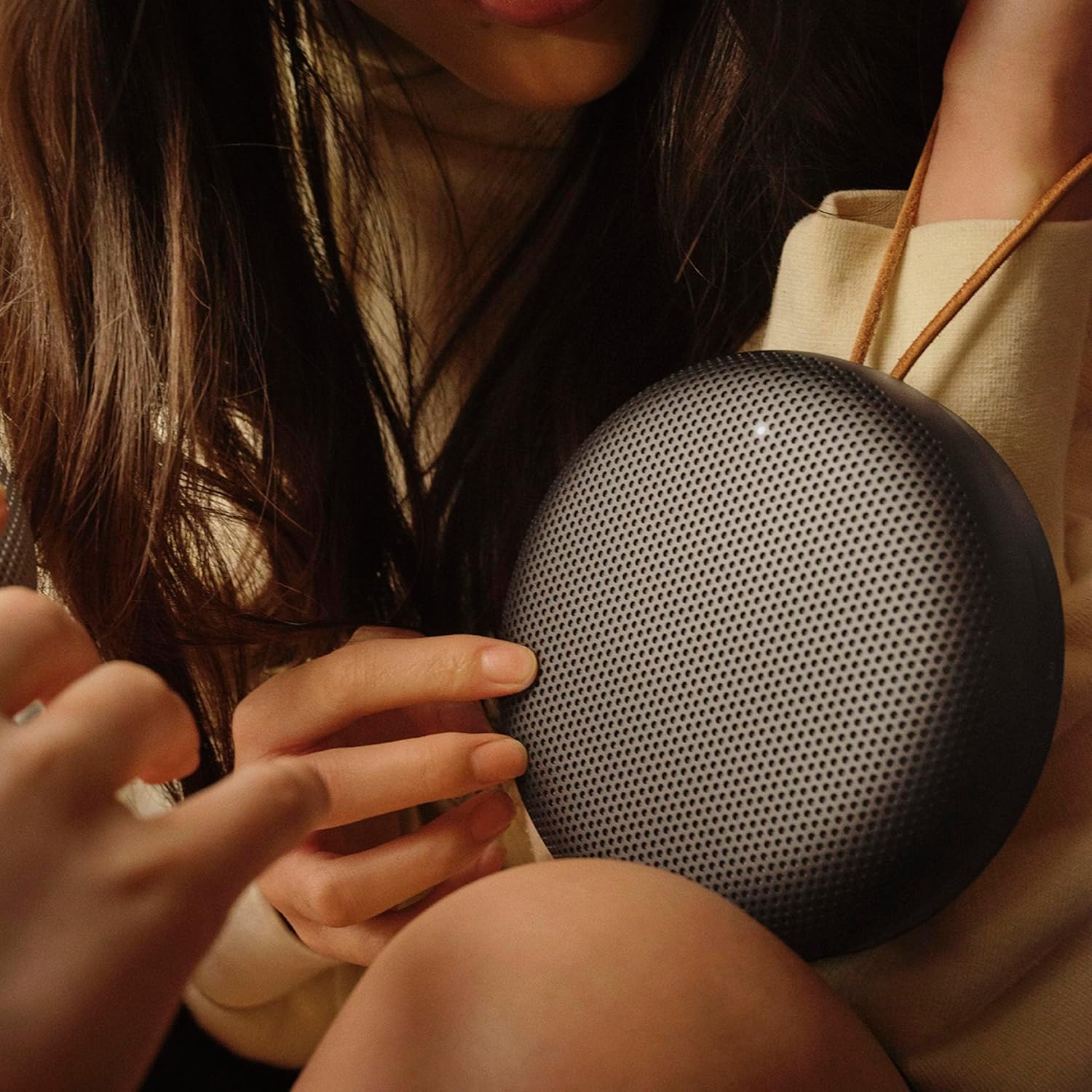 Bang & Olufsen Beosound A1 (2. Gen) – Kabelloser tragbarer IP67 wasserdichter Bluetooth-Lautsprecher mit 360-Grad-Sound, Alexa Voice Assistant & Speakerphone, 18 h Akkulaufzeit - Black Anthracite