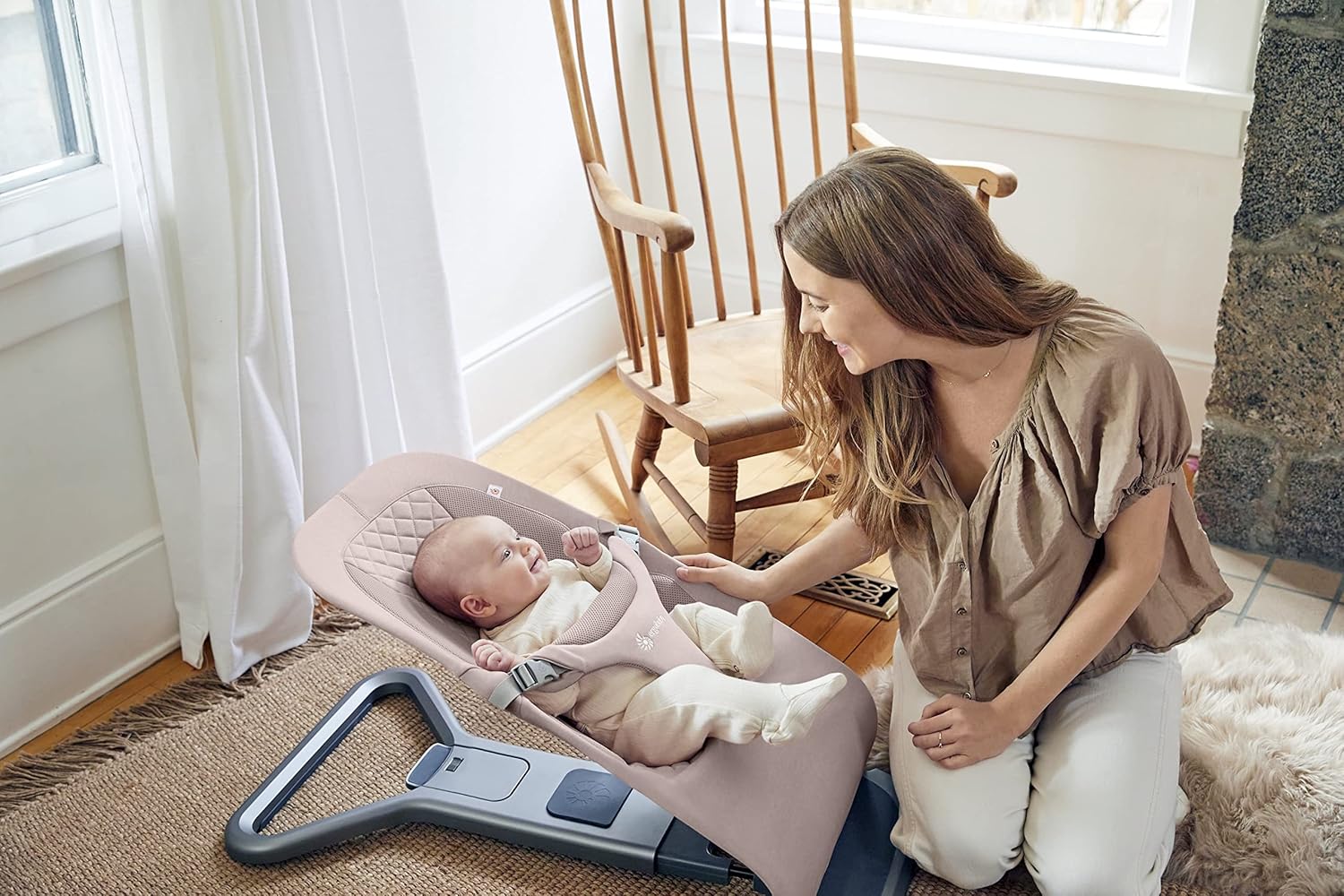 Ergobaby 3-in-1 Evolve Bouncer, Ergonomische Babywippe für Neugeborene ab Geburt bis zum Kleinkind, Babyschaukel mit Neugeboreneneinsatz (2,5 kg - 13,2 kg), Cream