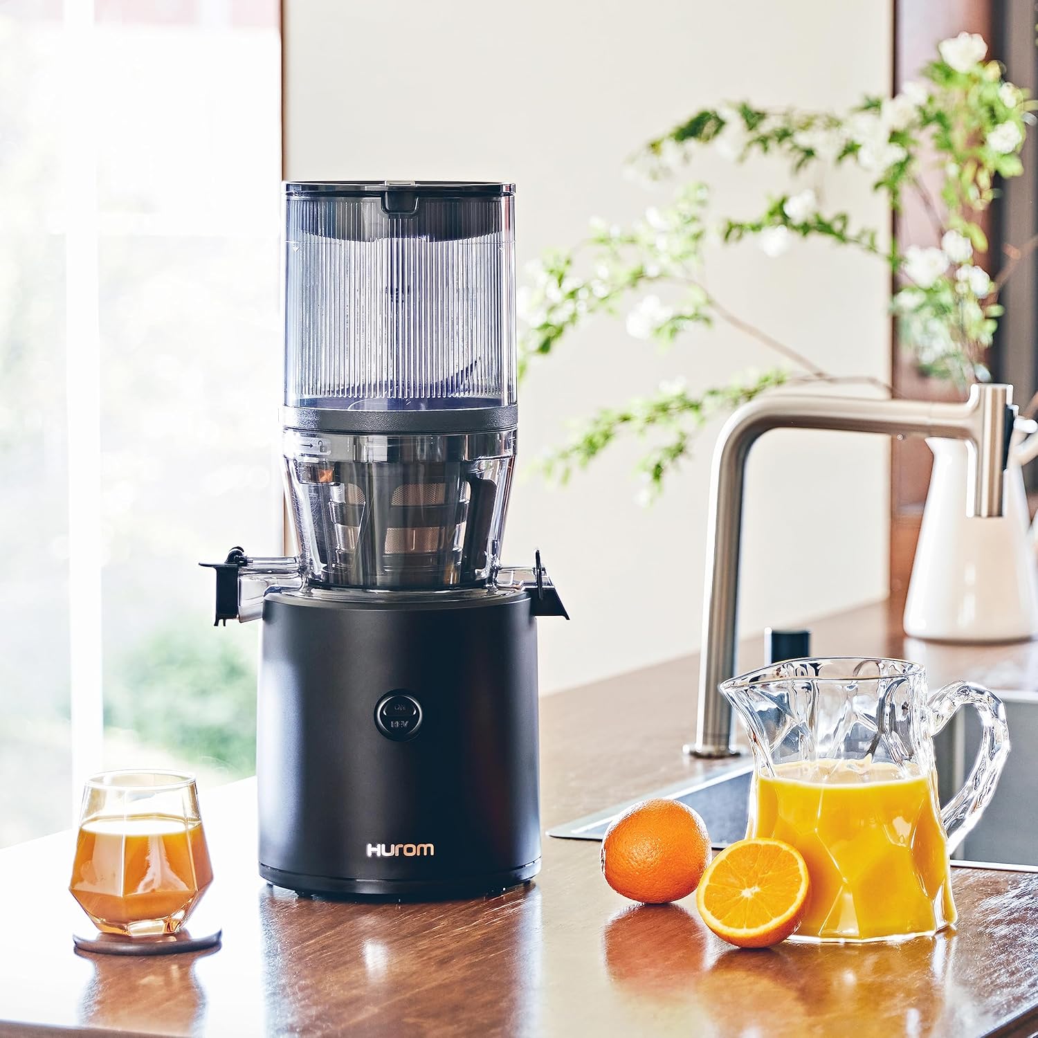 HUROM | Entsafter Gemüse und Obst | Slow Juicer | H320N | Elektrische Kaltpresse | Ruhiger Motor | Leicht zu Reinigen | mit groem Behlter und Siebfilter 2L | 200 Watt | BPA Frei | Schwarz