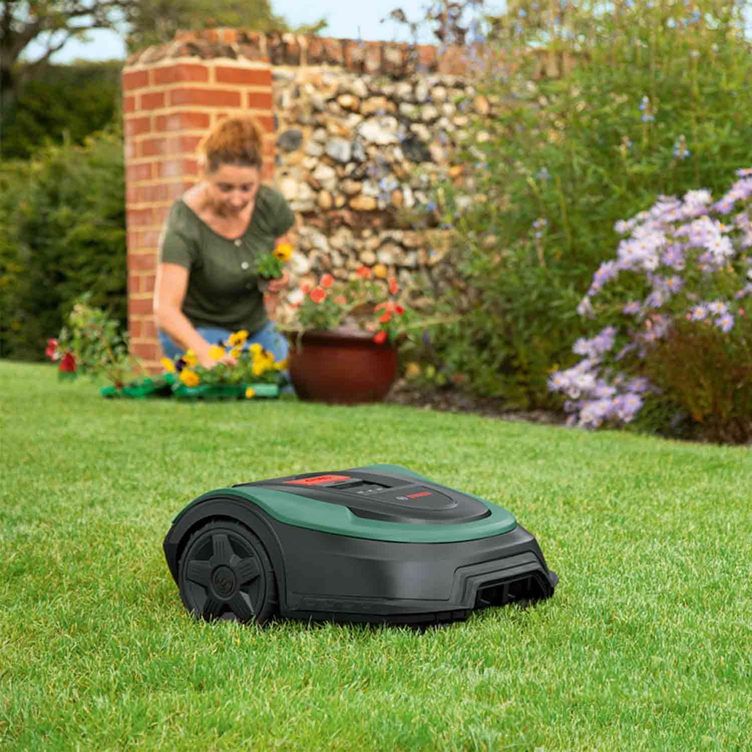 Bosch Rasenmäher Roboter Indego XS 300 (mit integriertem 18-V-Akku, Ladestation enthalten, Schnittbreite 19 cm, für Rasenflächen bis 300 m2, im Karton)