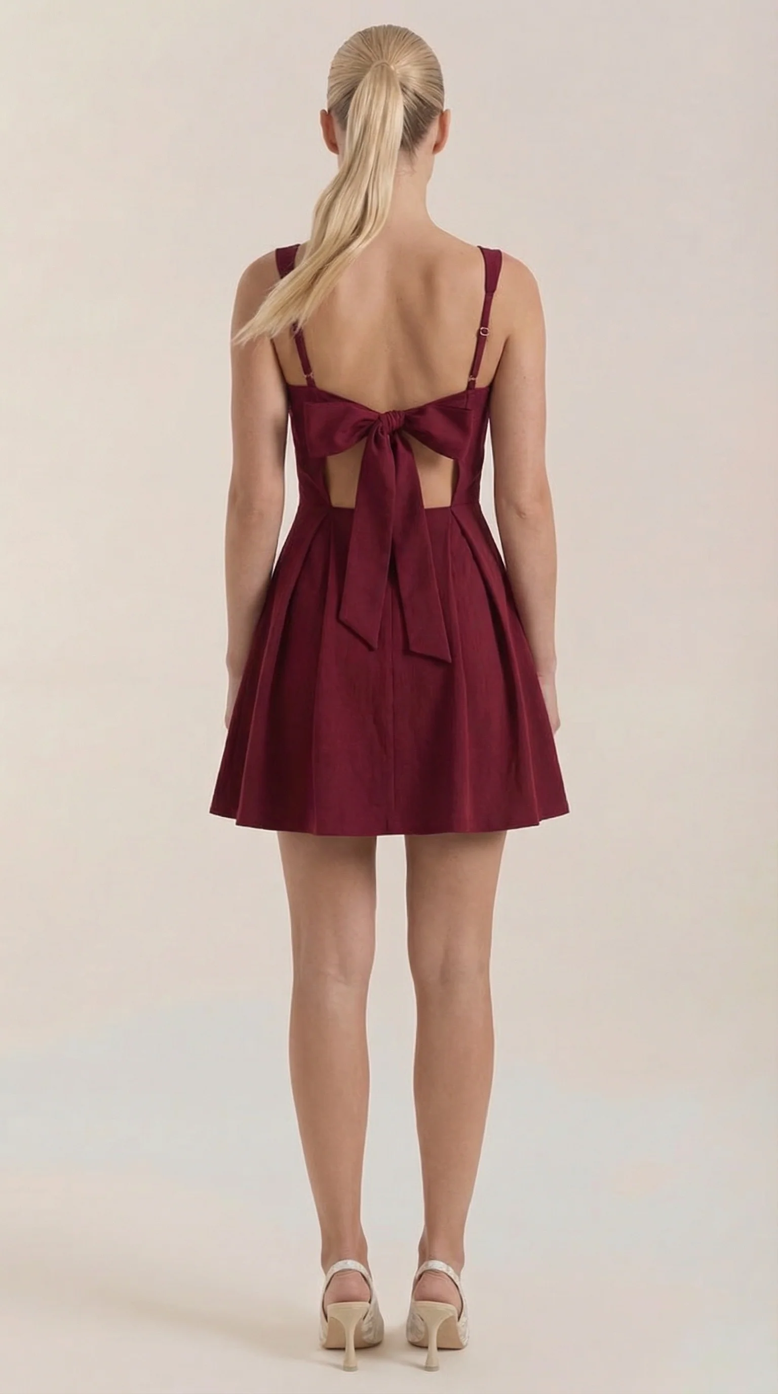 Minikleid mit tailliertem Oberteil