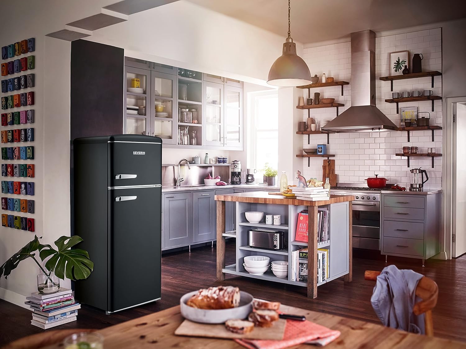 SEVERIN Réfrigérateur Congélateur 2 portes, Pose libre, Longueur 55cm, 206L, Classe E, Veggibox incluse, Rétro, Noir mat, RKG 8932